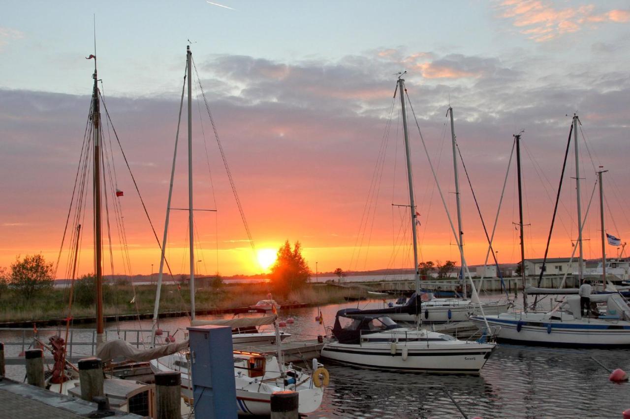 Strandnah Mit Balkon, Gratis Nutzung Vom Ahoi Erlebnisbad Und Sauna In Sellin - Strandhaus Moenchgut Fewo13 لوبه المظهر الخارجي الصورة
